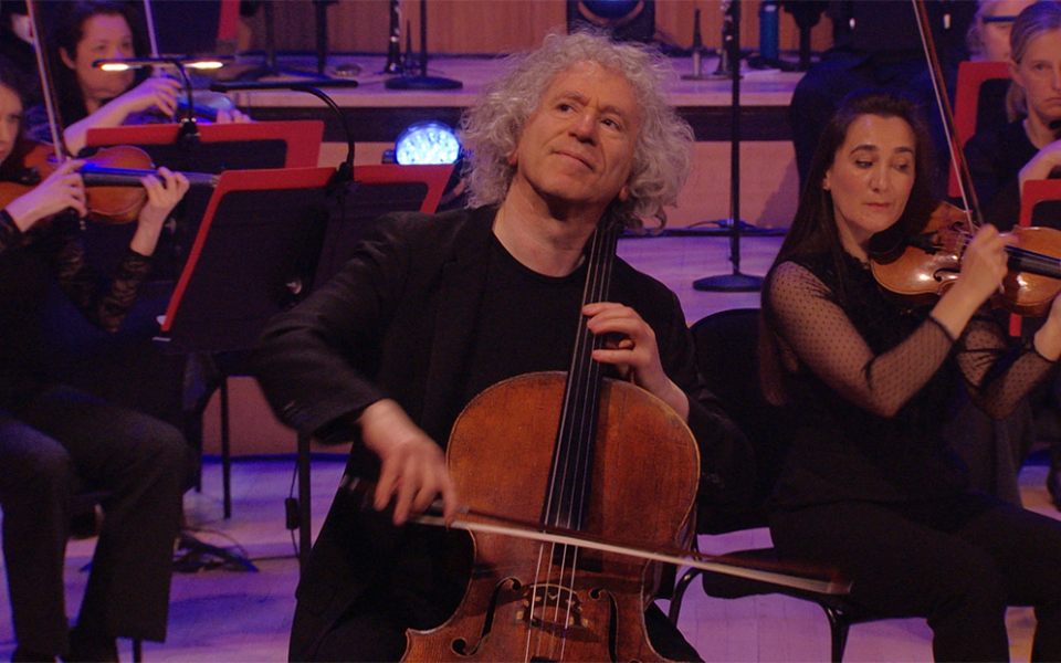 Cellist Steven Isserlis on stage