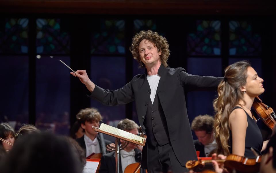 Principal Conductor Santtu Matias-Rouvali conducts the Philharmonia in Barcelona